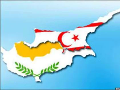 מפת קפריסין כשהדגל התורכי מכסה את צפון קפריסין הנקראית בטעות קפריסין התורכית