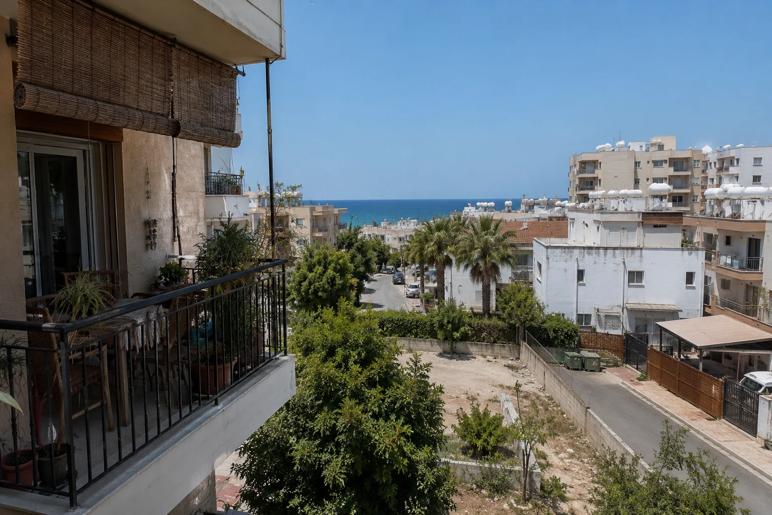 מרפסת בדירת יד שנייה באזור עירוני בקפריסין עם מבט אל הים