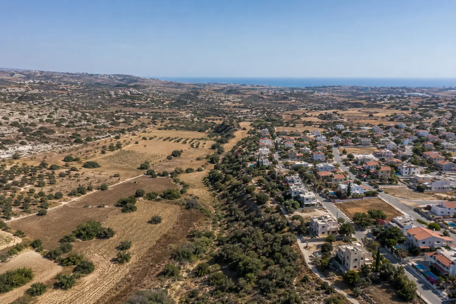קו המפגש בין שכונת מגורים לשטח פתוח באזור פאפוס קו המפגש בין שכונת מגורים לשטח פתוח באזור פאפוס